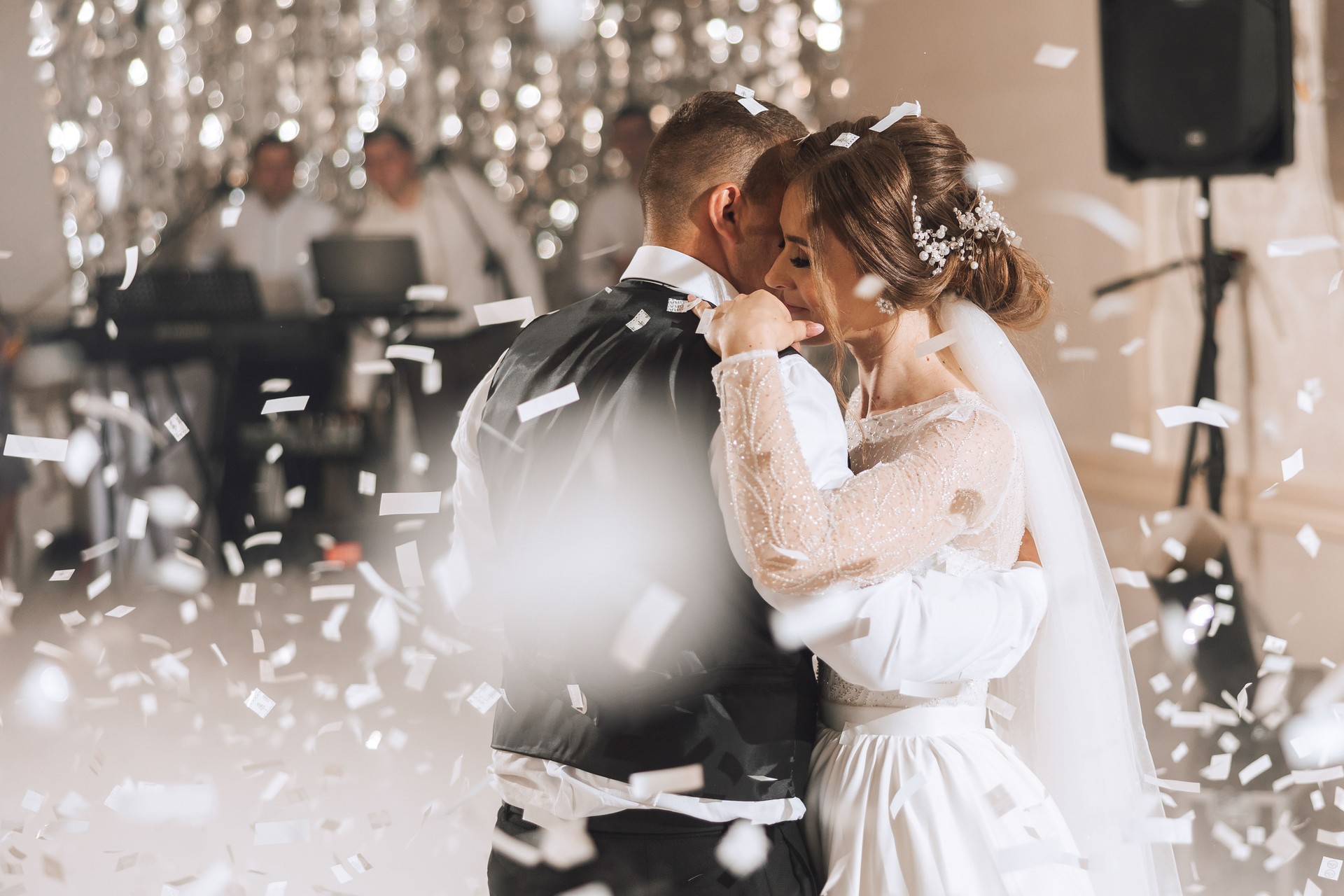 the wedding of the bride and groom in an elegant restaurant with great light and atmosphere. The first dance of the bride and groom.